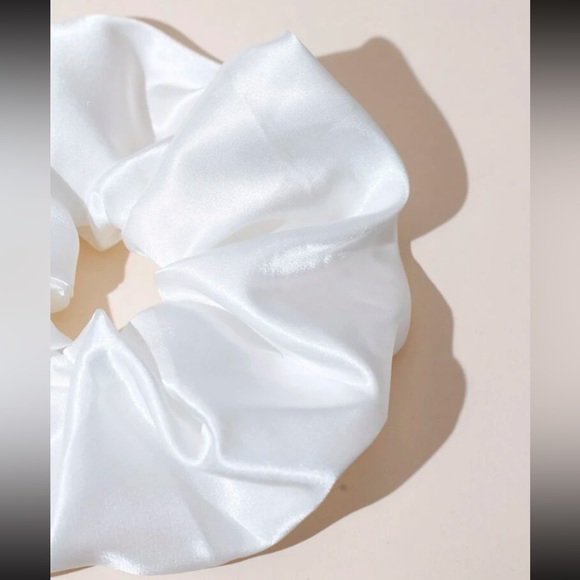 🤍 Awesome Oversized Maximalist Satin Scrunchy Hair Tie🤍 - Picture 3 of 4